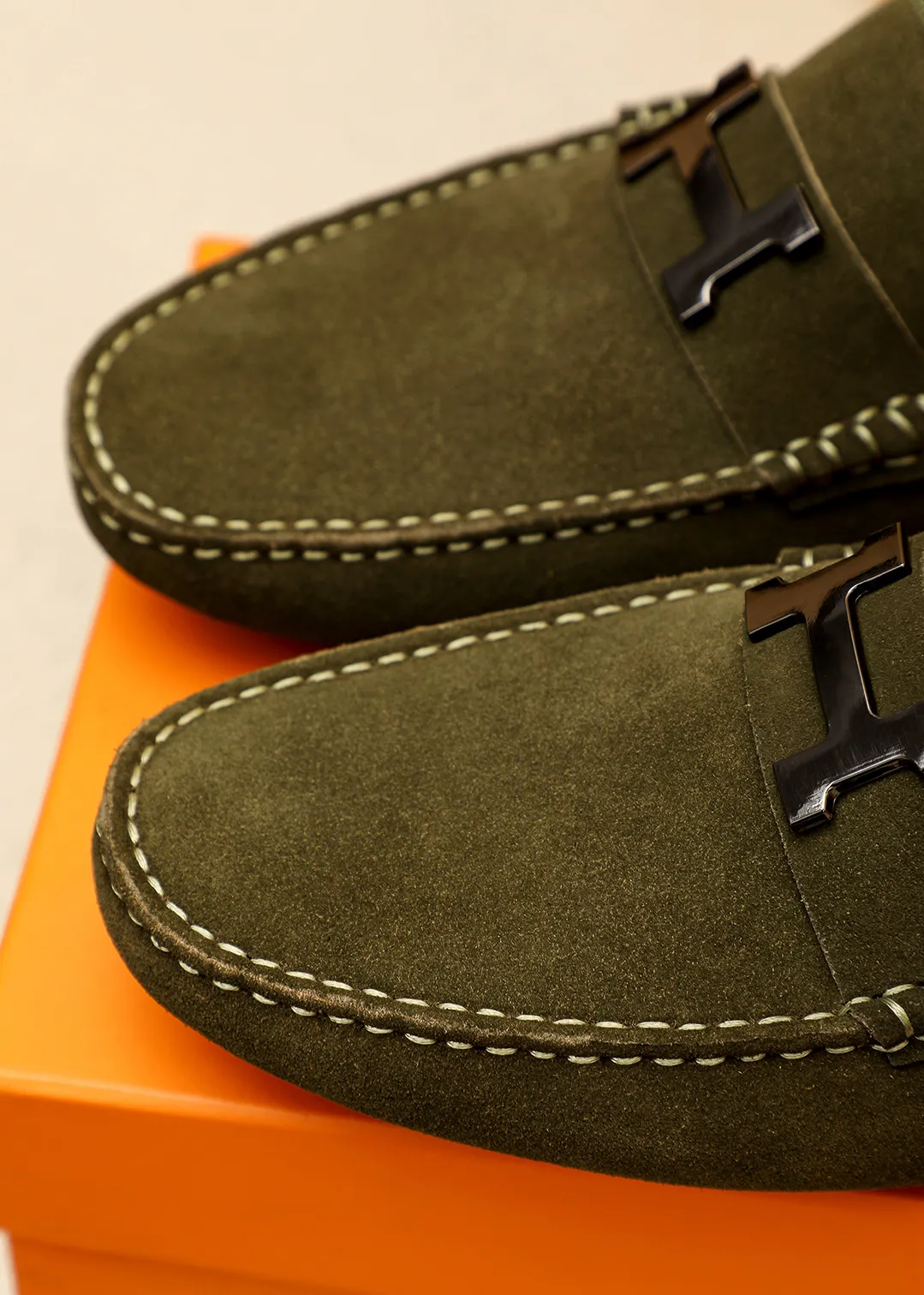Men's shoes 💰380 💐 Product trademark: HERMES "Hermès" shoes. Regular size: 38-44 (45.46.47🉑️Customized) Product materials: Selected imported first-layer frosted cowhide upper + luxury hardware buckle, imported pig leather lining. Strong three-dimensional visual effect, original outsole color: 2 colors available